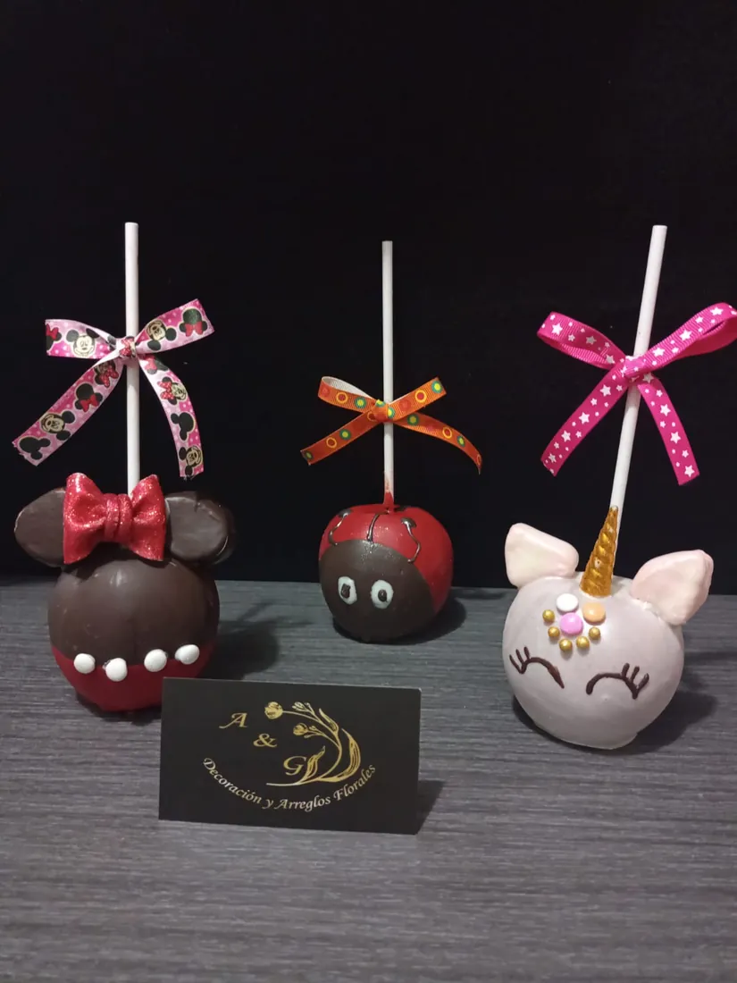 Tres manzanas decoradas: estilo Minnie, catarina y unicornio, con moños de colores