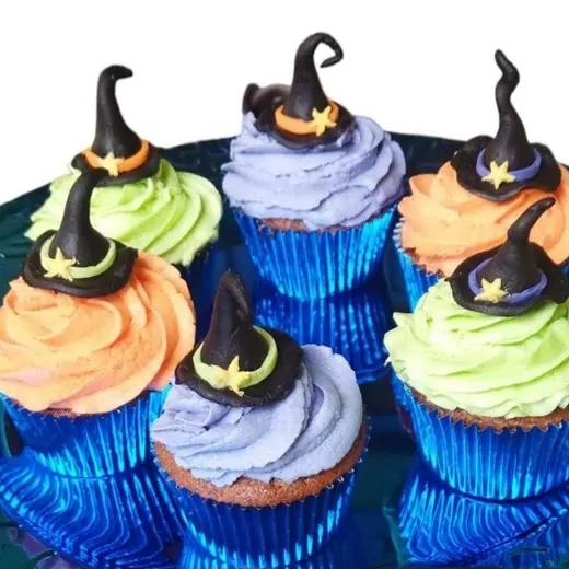 Cupcakes de Halloween con sombrero de bruja de fondant