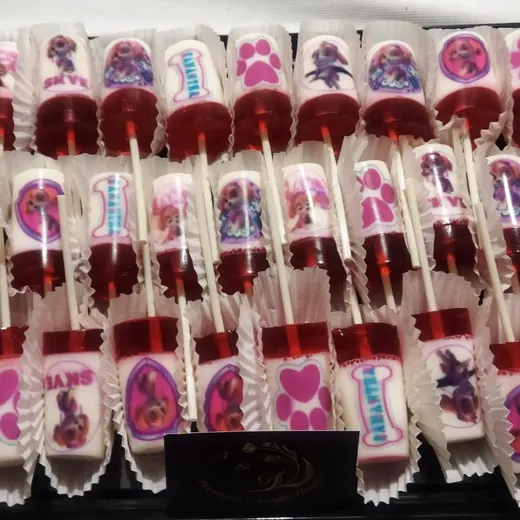 Gelatinas en paleta en rojo y blanco con imágenes rosas
