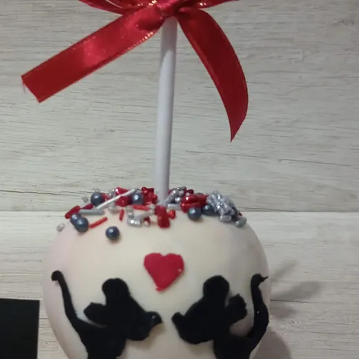 Manzana blanca con siluetas de Mickey y Minnie y moño rojo