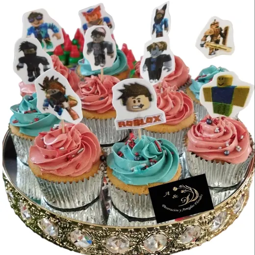 Cupcakes con betún de colores y toppers de videojuego