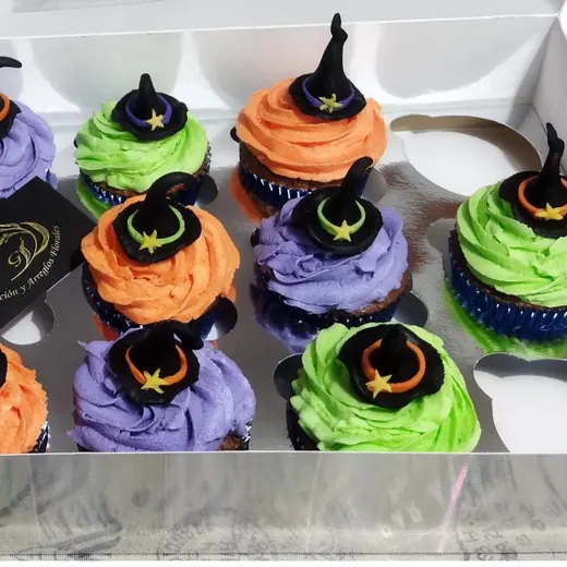 Caja de cupcakes de Halloween con sombreros de bruja